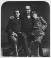 Atelier Nadar: Napol�on Bonaparte (gen. Prinz J�r�me) (1822-1891), mit seinen S�hnen Napol�on Victor (1862-1926), und Napol�on Louis (1864-1932)