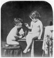 Rejlander, Oskar Gustav: Kinder mit einer Maske spielend