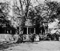 O'Sullivan, Timothy H.: Gerichtshaus von Appomattox, Virginia, Zivilisten vor dem Hotel