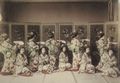 Japanischer Photograph um 1900: Tanzunterricht in einer Geishaschule