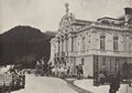 Albert, Joseph: Bayerische K�nigsschl�sser, Schloss Linderhof � Eingangsfront mit vorgefahrenem Prunkwagen