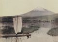 Japanischer Photograph um 1885: Blick von der Tokaido-Heerstra�e auf den Fudschijama