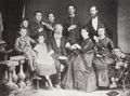 Isaakovič, S.S.: Die Familie Čechov, stehend von links nach rechts: Ivan, Anton, Nikolaj, Aleksandr und M.G. Čechov; sitzend Michail, Marija, P.E. Čechov, E.J. Čechova, L.P. Čechova und Georgij Čechov. Taganrov