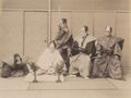 Japanischer Photograph um 1890: Harakiri im Fotostudio