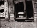 Zille, Heinrich: Berlin � Stra�en und Stra�enszenen, Sargmagazin Thanatos. Berlin, Holzmarktstra�e 45