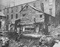 Riis, Jacob A.: Altes Haus in einer Nebengasse der Bleecker Street, zwischen der Mercer und Greene Street