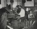 Riis, Jacob A.: »B�hmische Zigarrenmacher bei der Arbeit in ihrem gemieteten Zimmer«
