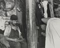 Riis, Jacob A.: »Arbeitender Schuster in einem Haus im Hofe der 219 Broome Street. Miete 12$ im Monat«