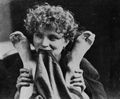 Rejlander, Oskar Gustav: Frau h�lt ein Paar F��e
