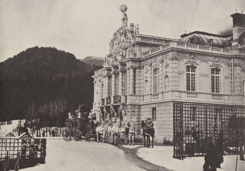 Albert, Joseph: Bayerische K�nigsschl�sser, Schloss Linderhof  Eingangsfront mit vorgefahrenem Prunkwagen