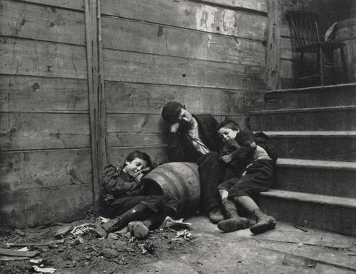 Riis, Jacob A.: »Nomaden der Stra�e«, Stra�enjungen im Schlafquartier« (Zeitungsjungen)