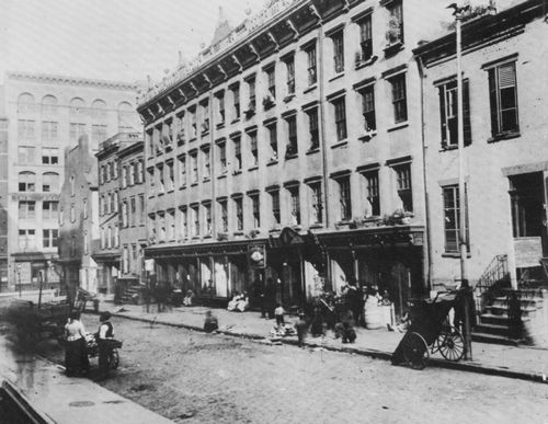 Riis, Jacob A.: Die Barracken, Mott Street zwischen Bleecker und Houston Street