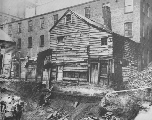 Riis, Jacob A.: Altes Haus in einer Nebengasse der Bleecker Street, zwischen der Mercer und Greene Street