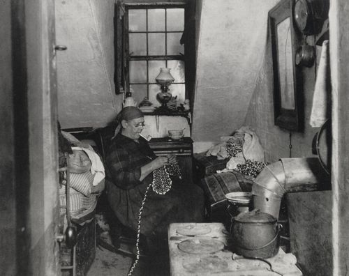 Riis, Jacob A.: »Die alte Frau Benoit in ihrem Dachboden von der Hudson Street«
