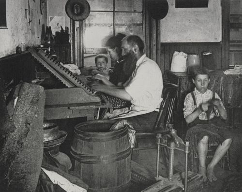 Riis, Jacob A.: »B�hmische Zigarrenmacher bei der Arbeit in ihrem gemieteten Zimmer«