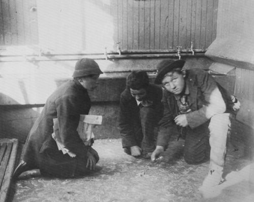 Riis, Jacob A.: W�rfelspiel im Laderaum der Zeitungsjungen