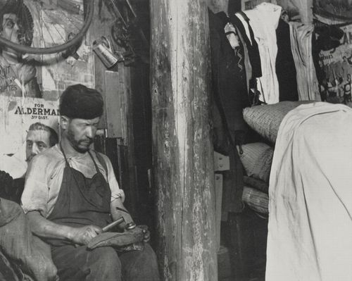 Riis, Jacob A.: »Arbeitender Schuster in einem Haus im Hofe der 219 Broome Street. Miete 12$ im Monat«