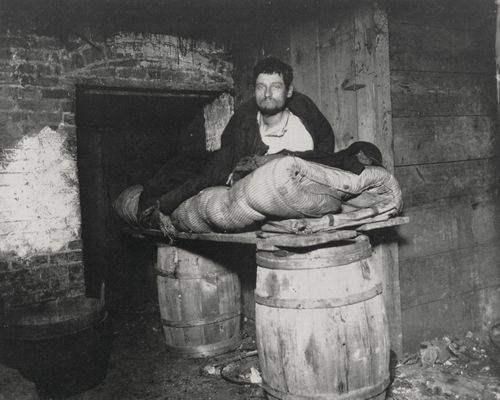 Riis, Jacob A.: »Einer von vier im Keller wohnenden Hausierern, 11 Ludlow Street hinten«