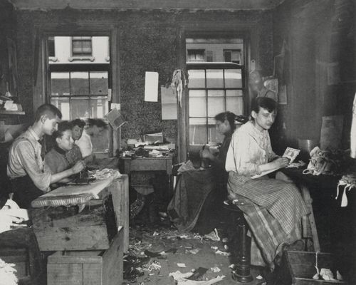 Riis, Jacob A.: »Krawattenwerkstatt in einer gemieteten Wohnung in der Division Street«