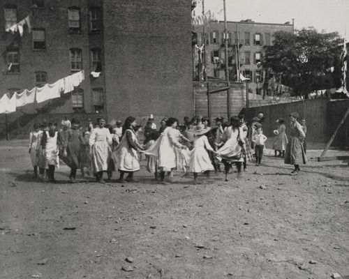 Riis, Jacob A.: Spielplatz errichtet im Armenviertel in der »Alley Gang«