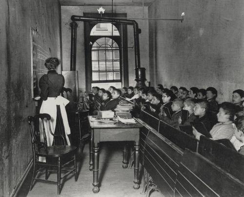 Riis, Jacob A.: »Eine Klasse in der Essex Market Schule, mit angez�ndeten Gaslampen bei Tag«