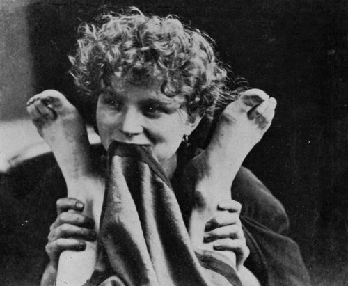 Rejlander, Oskar Gustav: Frau h�lt ein Paar F��e