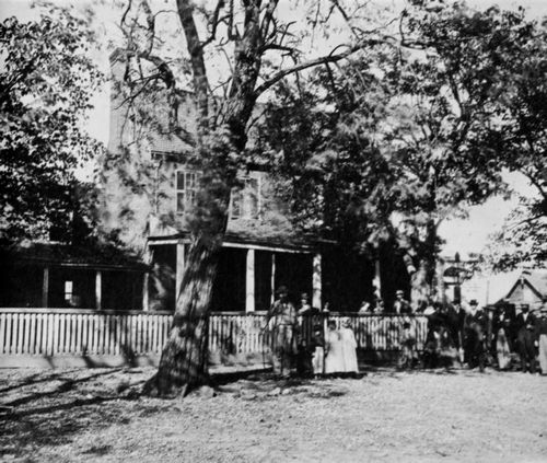 O'Sullivan, Timothy H.: Gerichtshaus von Appomattox, Virginia, Zivilisten vor dem Hotel