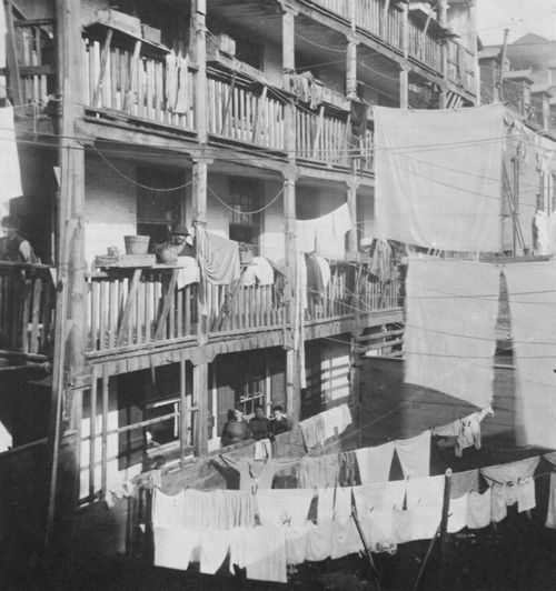Riis, Jacob A.: Die R�ckseite eines alten Mietwohnhauses auf der Roosevelt Street