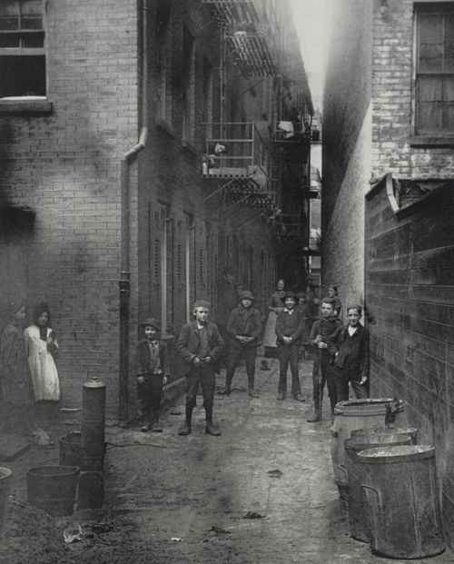 Riis, Jacob A.: »Mullen's Alley, Cherry Hill«