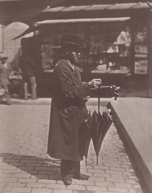 Atget, Eug�ne: Leben und Arbeitswelt, Schirmverk�ufer in der Rue Mouffetard