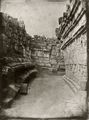 Schaefer, Adolph: Der erste Eingang der ersten Galerie auf der rechten Seite des Eingangs zur Tempelanlage Borobudur, Java