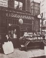 Atget, Eug�ne: Ladenschilder, Austernh�ndlerin am Port Salut