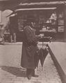 Atget, Eug�ne: Leben und Arbeitswelt, Schirmverk�ufer in der Rue Mouffetard
