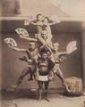 Japanischer Photograph um 1890: Die menschliche Pyramide