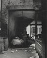 Riis, Jacob A.: »Bogen unter dem Mietshaus auf der 55 Baxter Street. F�hrt zu den Treppen die Vinenzo Nino hinaufstieg, als er 1895 seine Frau ermordete«
