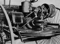 Abb. 19. Der Motor von hinten gesehen. Man erkennt �ber dem Schwungrad die Riemenscheibe, in der Mitte oben den Wasserbeh�lter, links unterhalb den Benzintank
