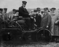 Abb. 31. Der 81j�hrige Erfinder am Steuer seines ersten Wagens ...