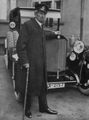 Abb. 32. ... und neben einem - damals neuesten - seiner Automobile